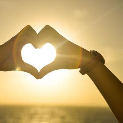 Ssst, 4 Hal Ini Bisa Bikin Orang Jatuh Cinta Lho!